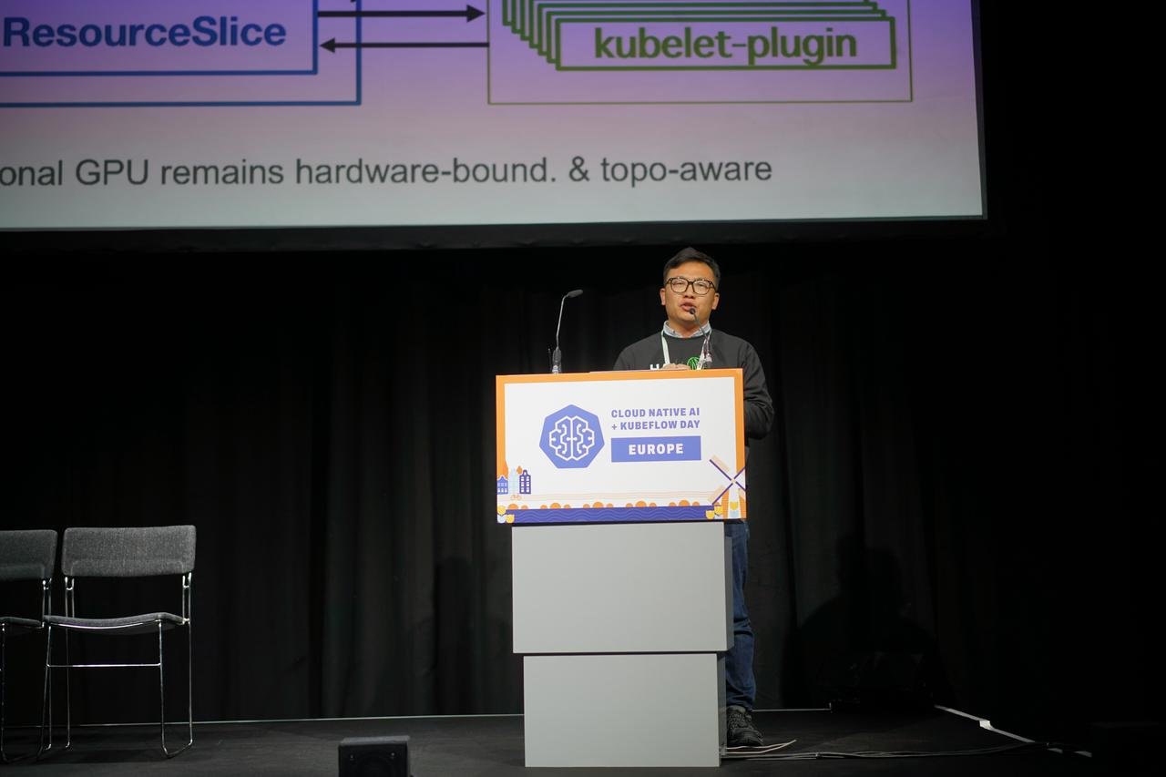 Xiao Zhang presenting HAMi at the KubeCon Cloud Native AI forum